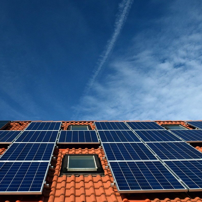 Solarzellen auf Hausdach (Ulrike Leone, pixabay)